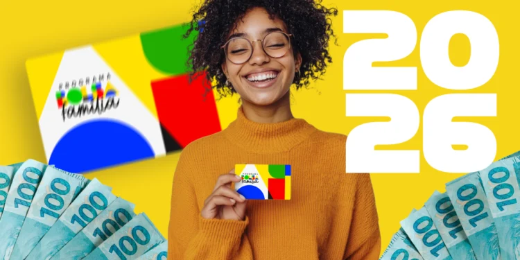 Mulher sorrindo segurando cartão do Bolsa Família com valores em dinheiro ao fundo
