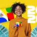 Mulher sorrindo segurando cartão do Bolsa Família com valores em dinheiro ao fundo