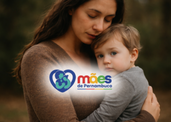 Mãe abraçando filho com logo do programa ao fundo