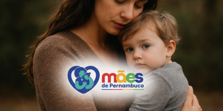 Mãe abraçando filho com logo do programa ao fundo