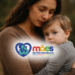 Mãe abraçando filho com logo do programa ao fundo