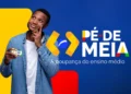 Jovem sorridente segura cartão Pé-de-Meia e faz gesto pensativo ao lado de logotipo colorido do programa