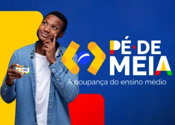 Jovem sorridente segura cartão Pé-de-Meia e faz gesto pensativo ao lado de logotipo colorido do programa