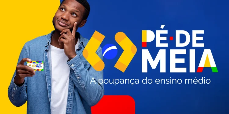 Jovem sorridente segura cartão Pé-de-Meia e faz gesto pensativo ao lado de logotipo colorido do programa