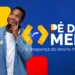 Jovem sorridente segura cartão Pé-de-Meia e faz gesto pensativo ao lado de logotipo colorido do programa