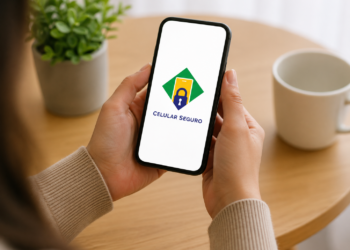 Pessoa segurando celular com aplicativo Celular Seguro aberto na tela