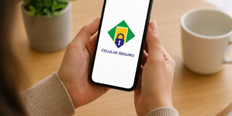 Pessoa segurando celular com aplicativo Celular Seguro aberto na tela