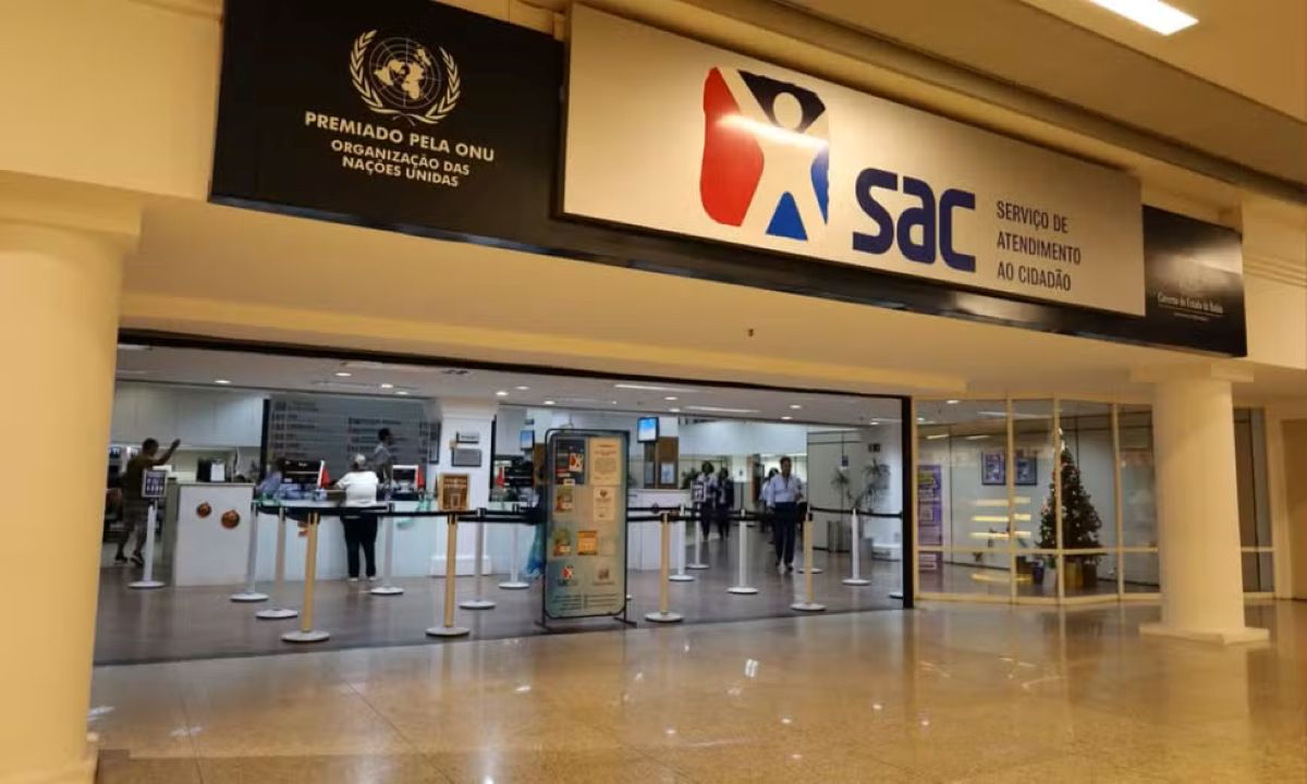 Unidade do SAC com pessoas aguardando atendimento no local