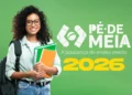 Uma estudante jovem, sorridente, com cabelos cacheados e óculos, segurando cadernos e usando uma mochila. Ao lado dela, sobre um fundo verde, estão o logotipo do programa "Pé-de-Meia: A poupança do ensino médio" e o ano "2026" em destaque amarelo.