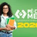 Uma estudante jovem, sorridente, com cabelos cacheados e óculos, segurando cadernos e usando uma mochila. Ao lado dela, sobre um fundo verde, estão o logotipo do programa "Pé-de-Meia: A poupança do ensino médio" e o ano "2026" em destaque amarelo.