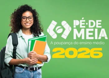 Estudante sorrindo com cadernos e mochila ao lado do logotipo do programa Pé-de-Meia 2026, a poupança do ensino médio, destacando a disponibilidade da consulta para pagamentos de abril.