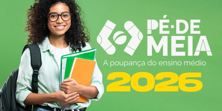 Estudante sorrindo com cadernos e mochila ao lado do logotipo do programa Pé-de-Meia 2026, a poupança do ensino médio, destacando a disponibilidade da consulta para pagamentos de abril.