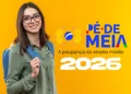 Estudante jovem com óculos e mochila azul sorri ao lado do logo do Pé-de-Meia 2026, a poupança do ensino médio.