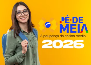 Estudante jovem com óculos e mochila azul sorri ao lado do logo do Pé-de-Meia 2026, a poupança do ensino médio.