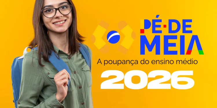 Estudante jovem com óculos e mochila azul sorri ao lado do logo do Pé-de-Meia 2026, a poupança do ensino médio.