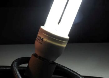 Lâmpada acesa representando aumento no custo da conta de luz no Brasil