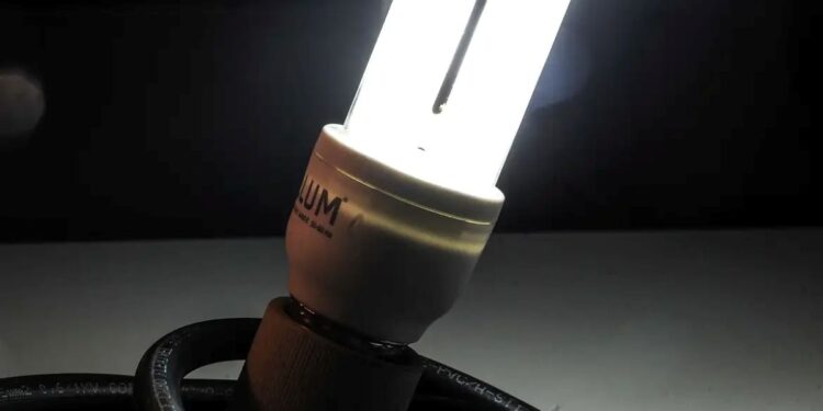 Lâmpada acesa representando aumento no custo da conta de luz no Brasil