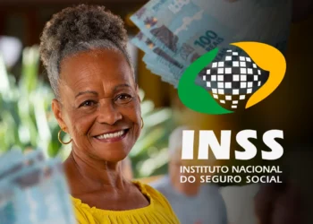 Mulher idosa sorrindo ao lado do logo do INSS e dinheiro de 100 reais em destaque