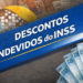 Faixa azul com texto "Descontos Indevidos do INSS", logo da Previdência Social e cédulas de R$ 100