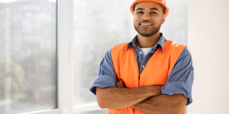 Trabalhador com uniforme e capacete representando o Dia do Trabalhador