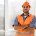 Trabalhador com uniforme e capacete representando o Dia do Trabalhador