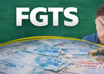 Dinheiro e contas atrasadas representando dificuldades financeiras