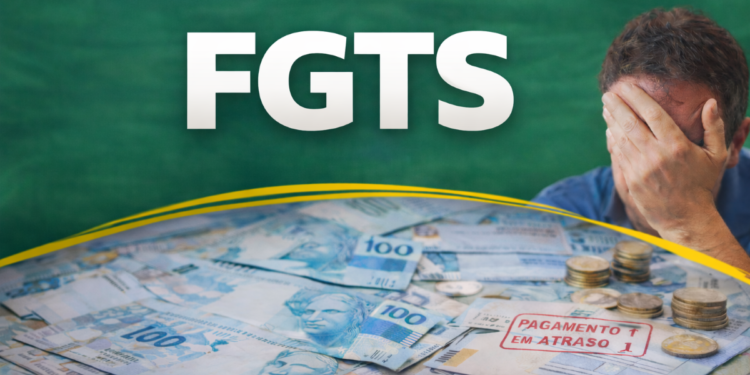 Dinheiro e contas atrasadas representando dificuldades financeiras