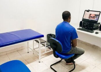 Segurado realiza teleperícia do INSS em sala com computador e atendimento remoto-