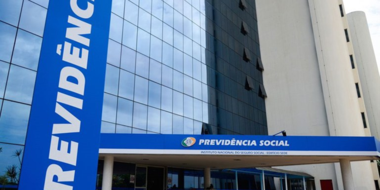 Fachada de prédio da Previdência Social com identificação do INSS