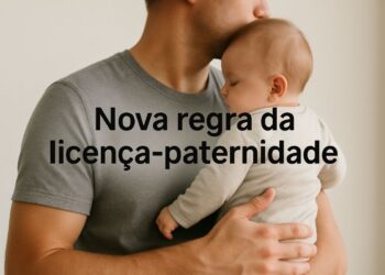 Pai segurando bebê recém-nascido no colo e beijando sua cabeça com texto nova regra da licença-paternidade sobreposto