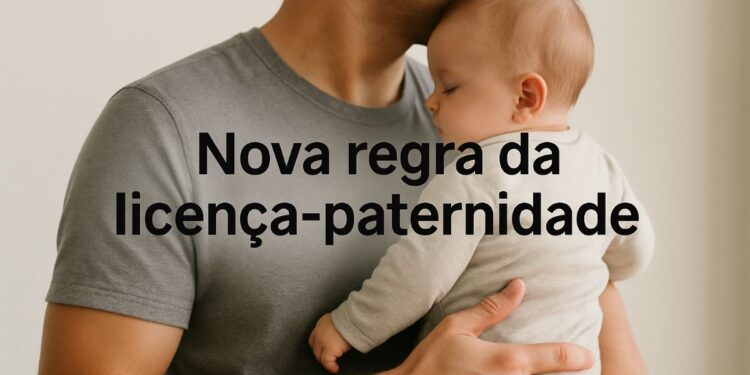 Pai segurando bebê recém-nascido no colo e beijando sua cabeça com texto nova regra da licença-paternidade sobreposto