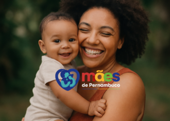 Mãe sorrindo com bebê no colo e logo do programa Mães de Pernambuco