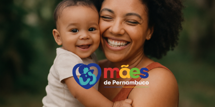 Mãe sorrindo com bebê no colo e logo do programa Mães de Pernambuco