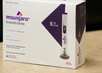 Foto da embalagem branca e roxa do medicamento Mounjaro (tirzepatida) de 5mg, contendo 4 canetas de uso subcutâneo da farmacêutica Eli Lilly.