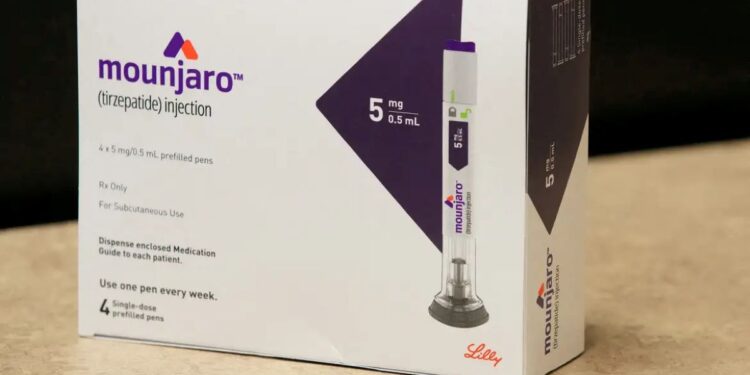 Foto da embalagem branca e roxa do medicamento Mounjaro (tirzepatida) de 5mg, contendo 4 canetas de uso subcutâneo da farmacêutica Eli Lilly.