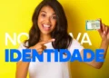 Jovem negra sorrindo apontando para nova Carteira de Identidade Nacional com fundo amarelo
