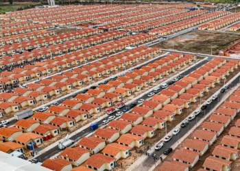Vista aérea de conjunto habitacional com centenas de casas padronizadas do Minha Casa Minha Vida sob as novas regras de 2026