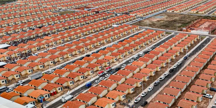 Vista aérea de conjunto habitacional com centenas de casas padronizadas do Minha Casa Minha Vida sob as novas regras de 2026