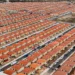 Vista aérea de conjunto habitacional com centenas de casas padronizadas do Minha Casa Minha Vida sob as novas regras de 2026