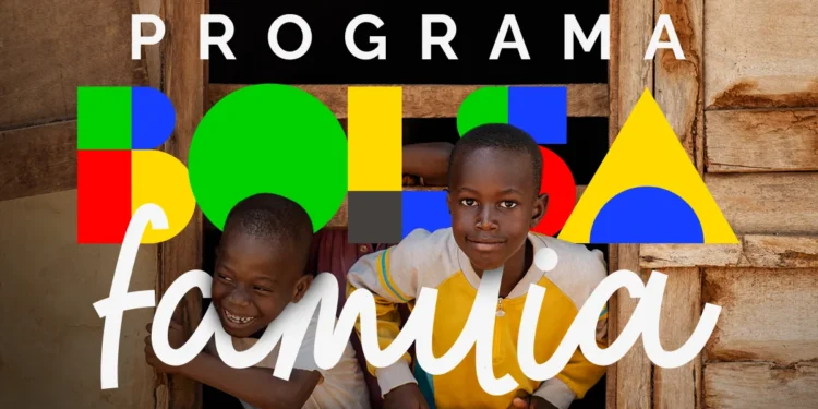 Duas crianças negras sorrindo apoiadas em janela de madeira com logotipo colorido do Programa Bolsa Família.