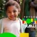 Criança negra sorrindo com cabelo crespo e blusa bege ao lado do logo colorido do Programa Bolsa Família.