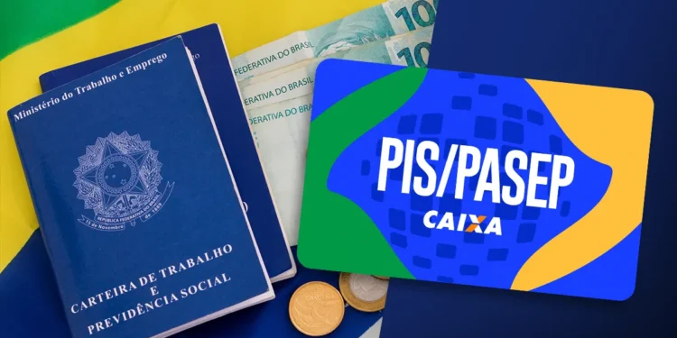 Carteira de trabalho azul, notas de R$ 100, moedas e cartão PIS/Pasep Caixa sobre tecido da bandeira do Brasil.