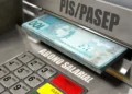 Caixa eletrônico libera cédulas de R$ 100 do real ao lado de teclado numérico, com a chamada "PIS/PASEP - Abono Salarial" em destaque.
