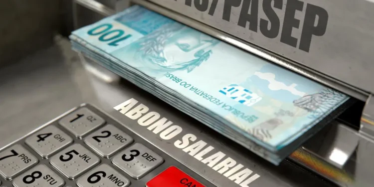 Caixa eletrônico libera cédulas de R$ 100 do real ao lado de teclado numérico, com a chamada "PIS/PASEP - Abono Salarial" em destaque.