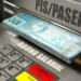 Caixa eletrônico libera cédulas de R$ 100 do real ao lado de teclado numérico, com a chamada "PIS/PASEP - Abono Salarial" em destaque.