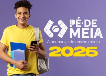 Estudante sorrindo com cadernos e celular ao lado do logo do programa