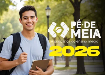 Estudante com mochila e caderno representando beneficiários do programa Pé-de-Meia no Enem 2026