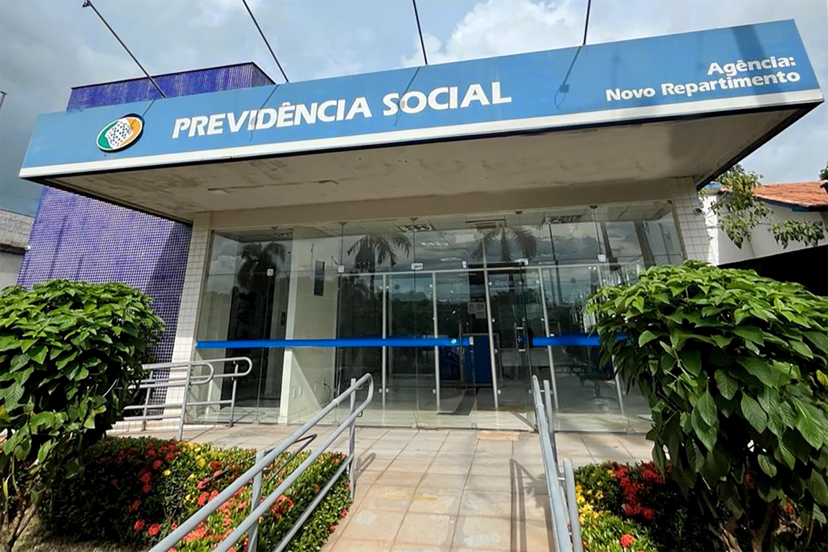 Entrada de agência da Previdência Social onde segurados ainda precisam comparecer