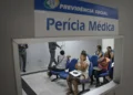 Pessoas aguardam atendimento na sala de Perícia Médica da Previdência Social antes da nova regra do Atestmed
