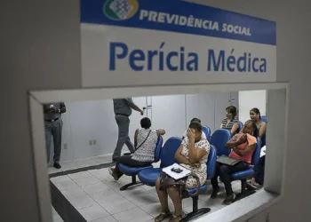 Pessoas aguardam atendimento na sala de Perícia Médica da Previdência Social antes da nova regra do Atestmed